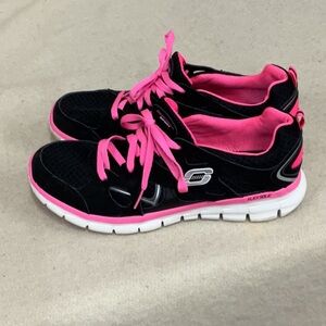 EUC Womans sketchers sneakers
